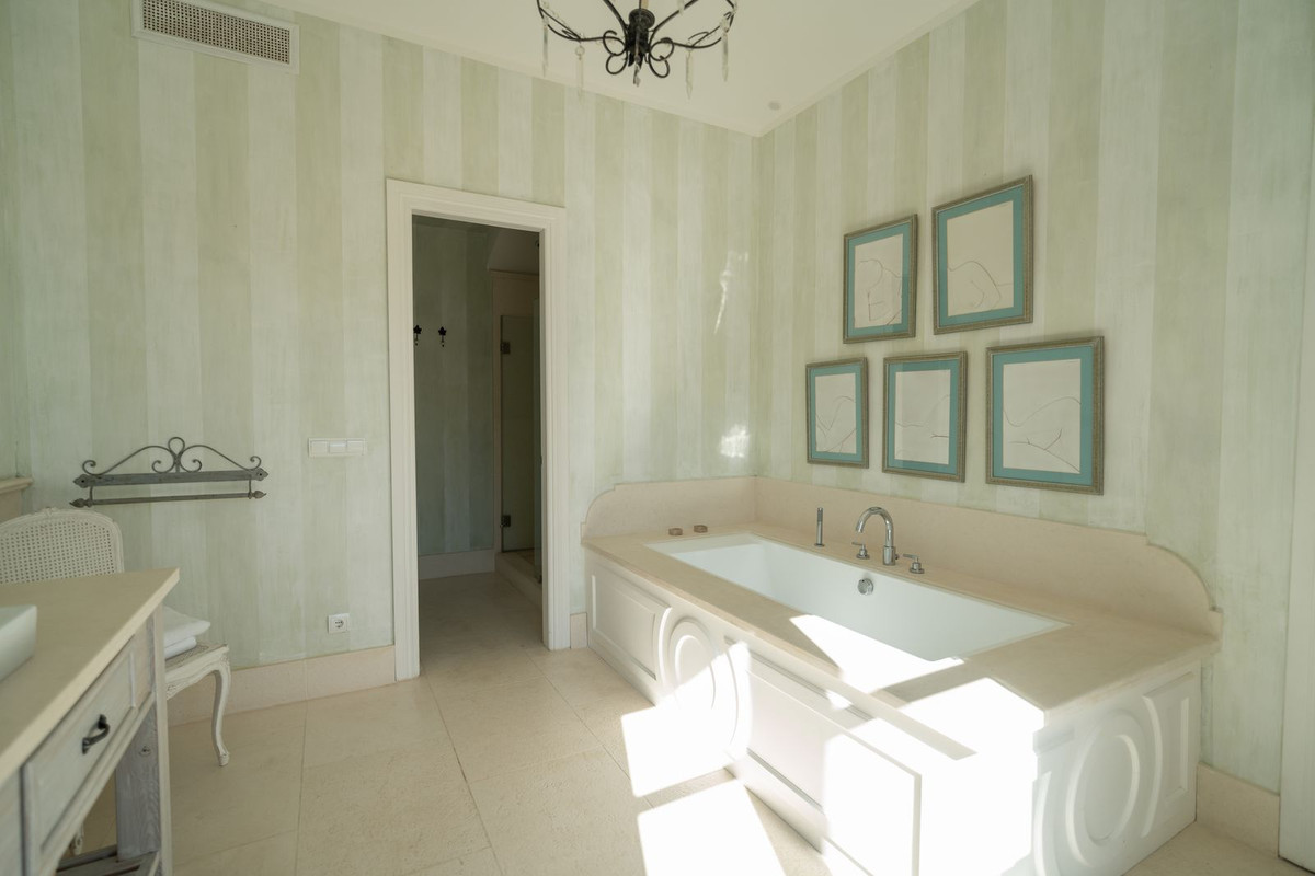 Photo 22 Detached Villa El Madroñal, Costa del Sol, Málaga – R5069785