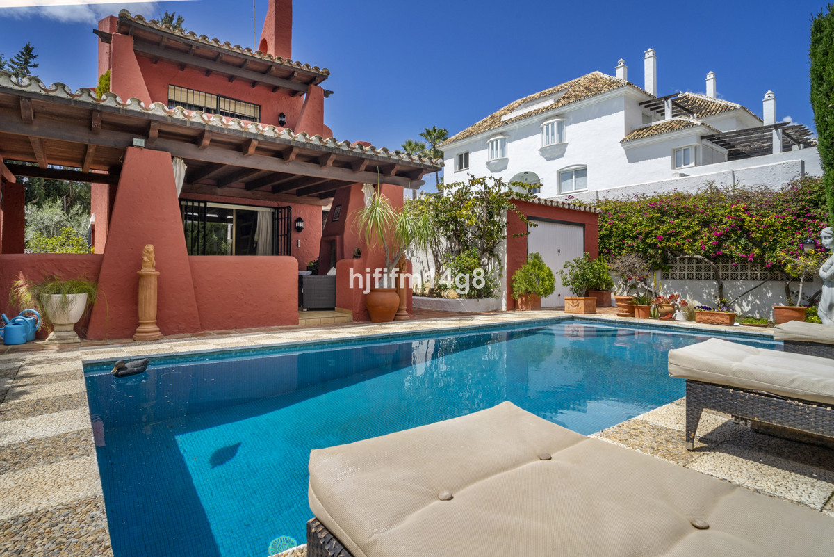 Photo 1 Detached Villa Nueva Andalucía, Costa del Sol, Málaga – R5023576