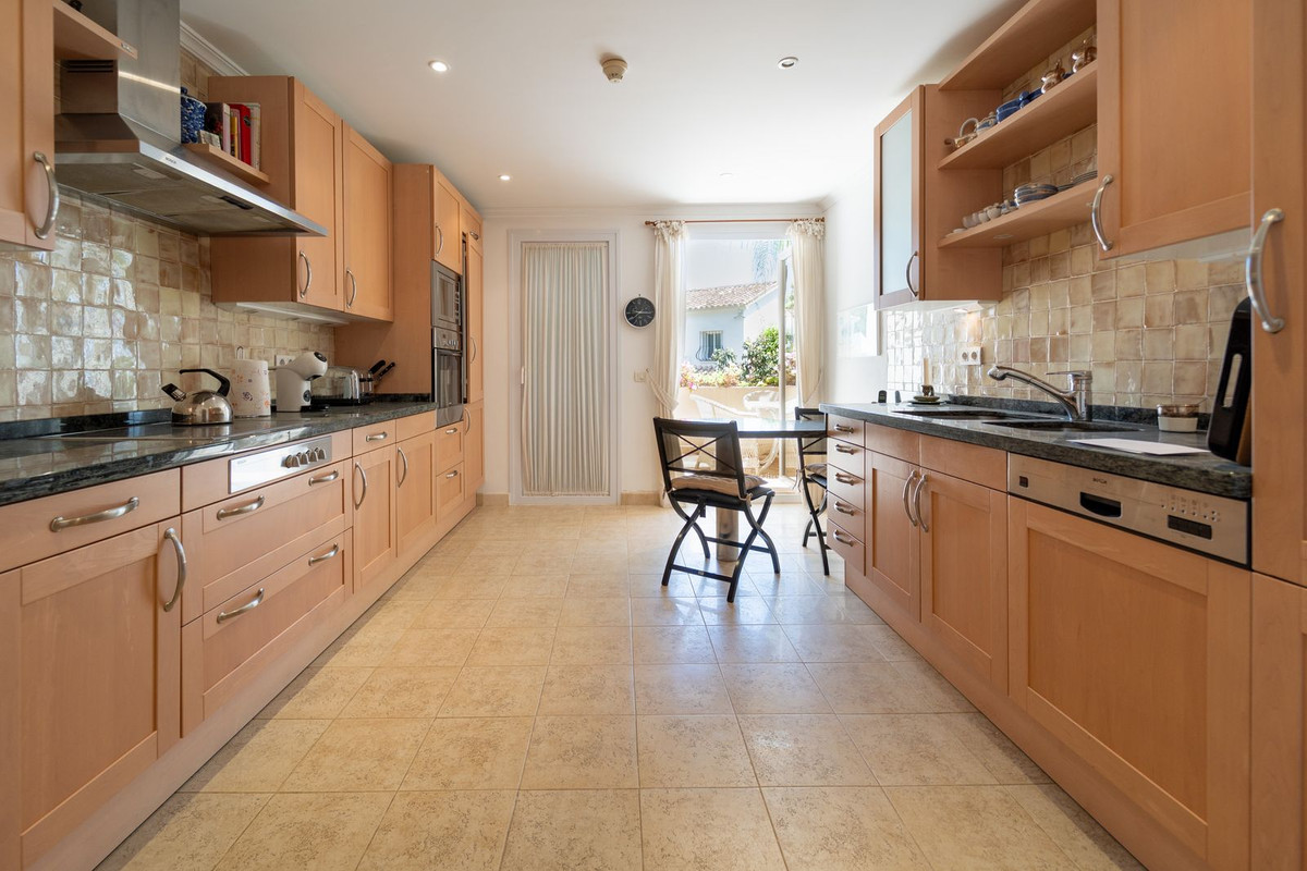 Photo 20 Middle Floor Apartment Nueva Andalucía, Costa del Sol, Málaga – R5078104