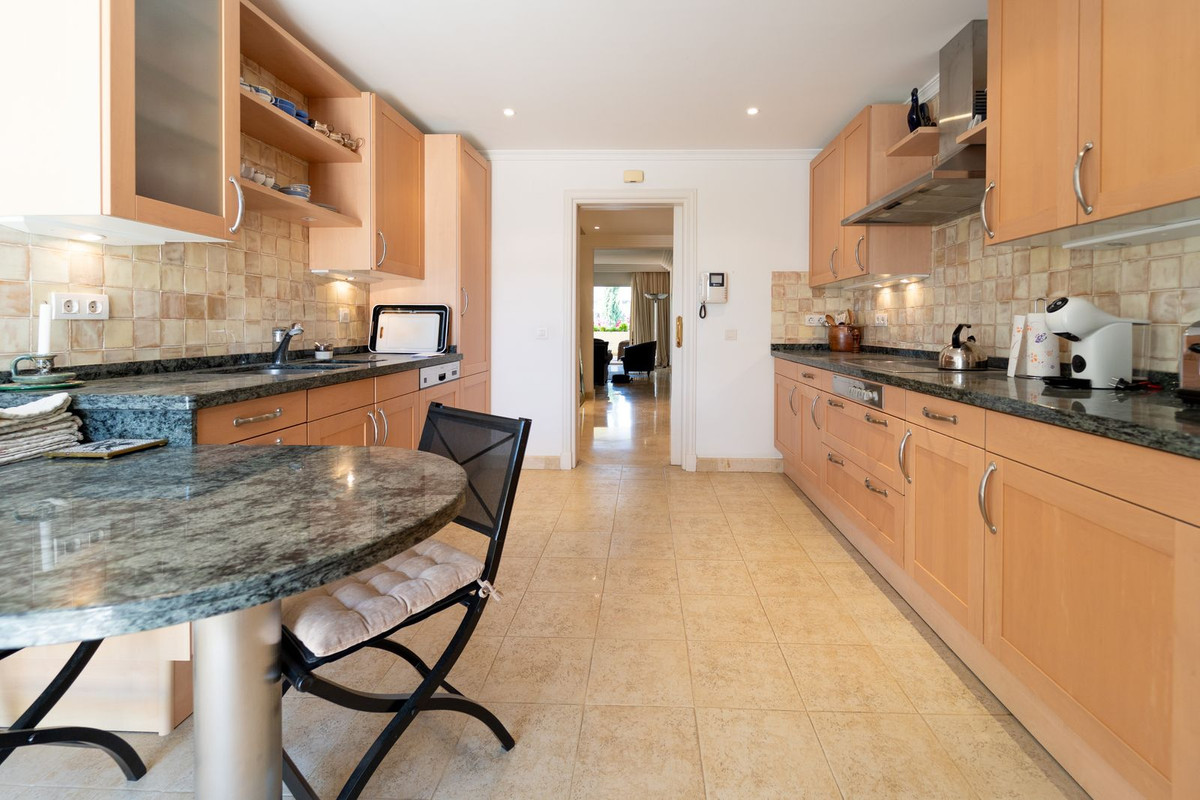 Photo 23 Middle Floor Apartment Nueva Andalucía, Costa del Sol, Málaga – R5078104