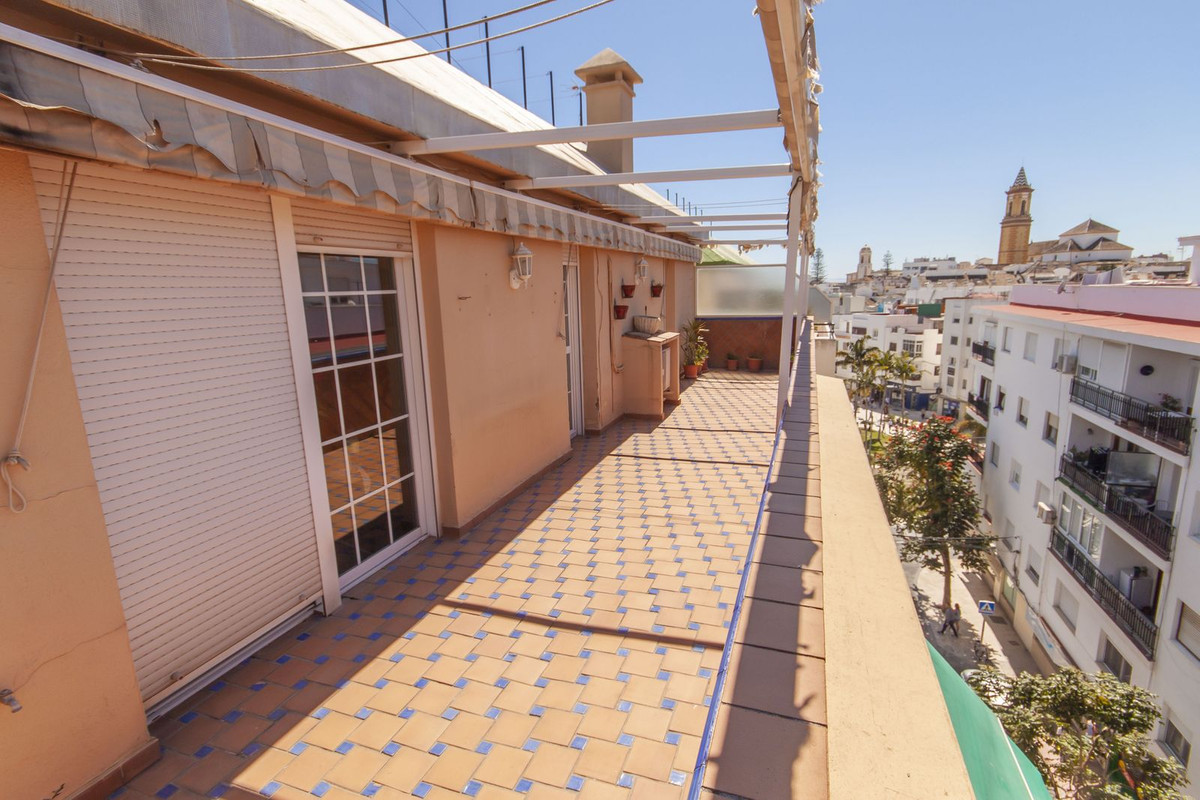 Photo 1 Top Floor Apartment Estepona, Costa del Sol, Málaga – R5073265