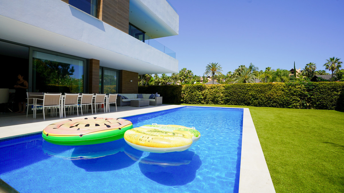 Photo 1 Detached Villa El Paraiso, Costa del Sol, Málaga – R5061181