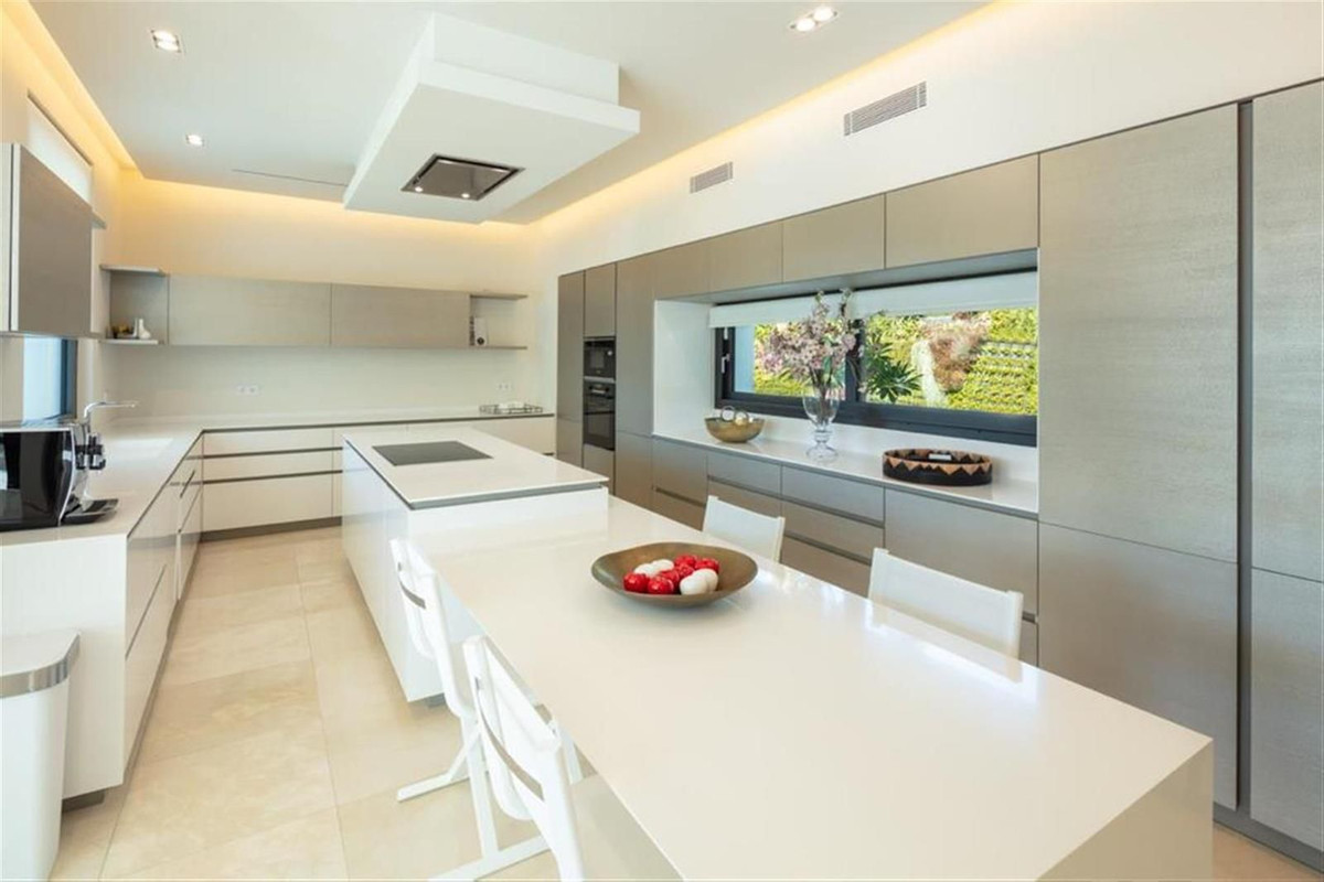 Photo 4 Detached Villa Nueva Andalucía, Costa del Sol, Málaga – R4414300