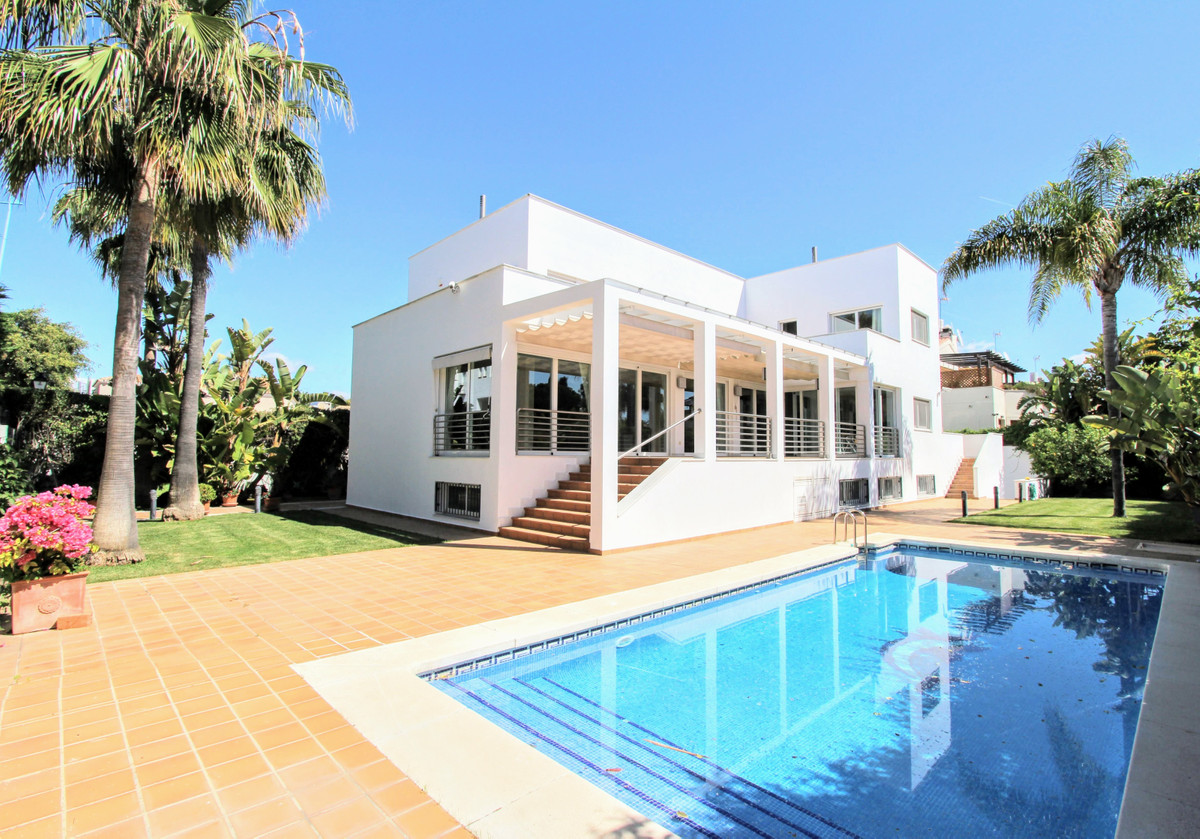 Photo 1 Detached Villa San Pedro de Alcántara, Costa del Sol, Málaga – R3229714