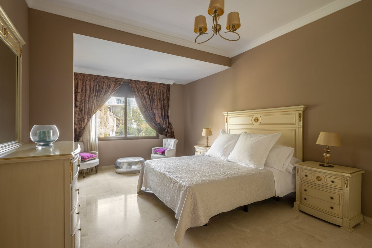 Photo 13 Detached Villa El Paraiso, Costa del Sol, Málaga – R5057767