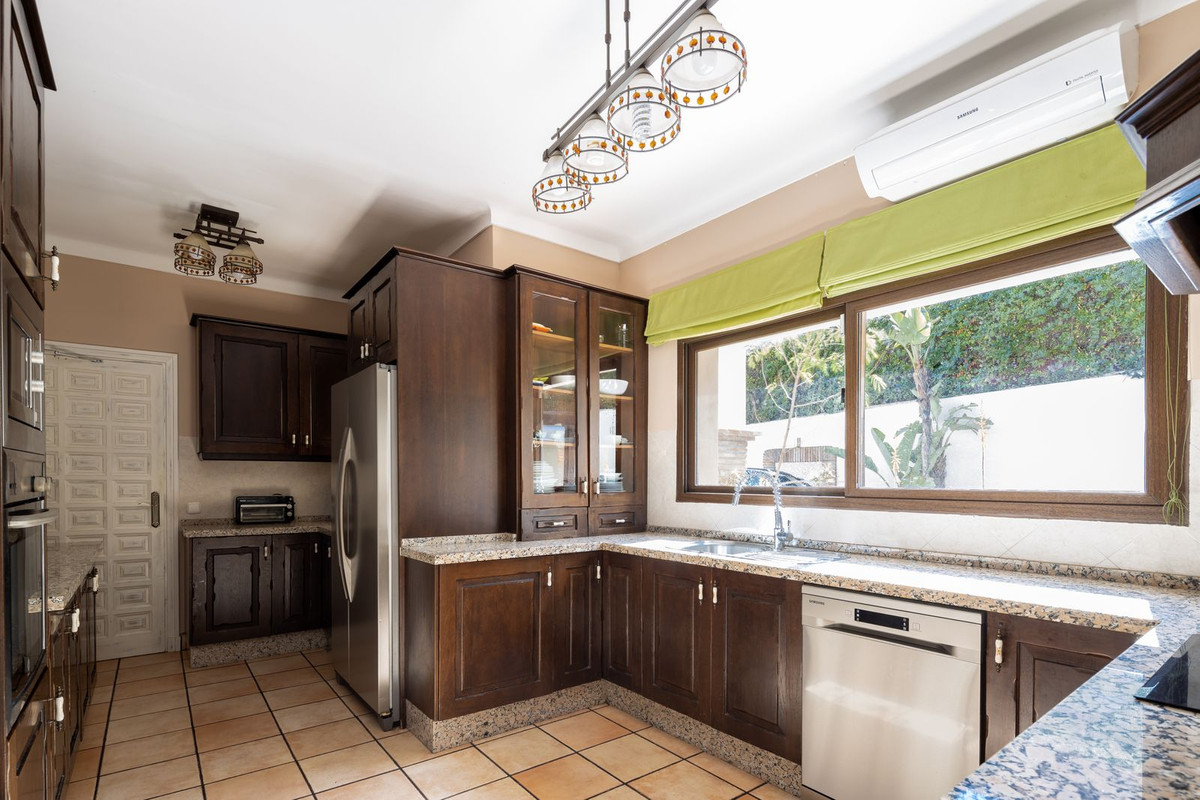 Photo 18 Detached Villa El Paraiso, Costa del Sol, Málaga – R5057767