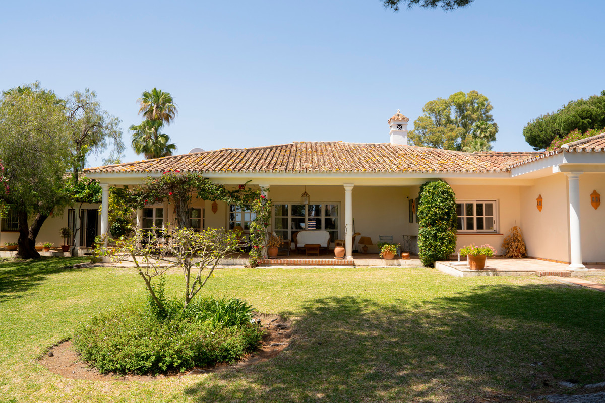 Photo 1 Detached Villa El Paraiso, Costa del Sol, Málaga – R5064325