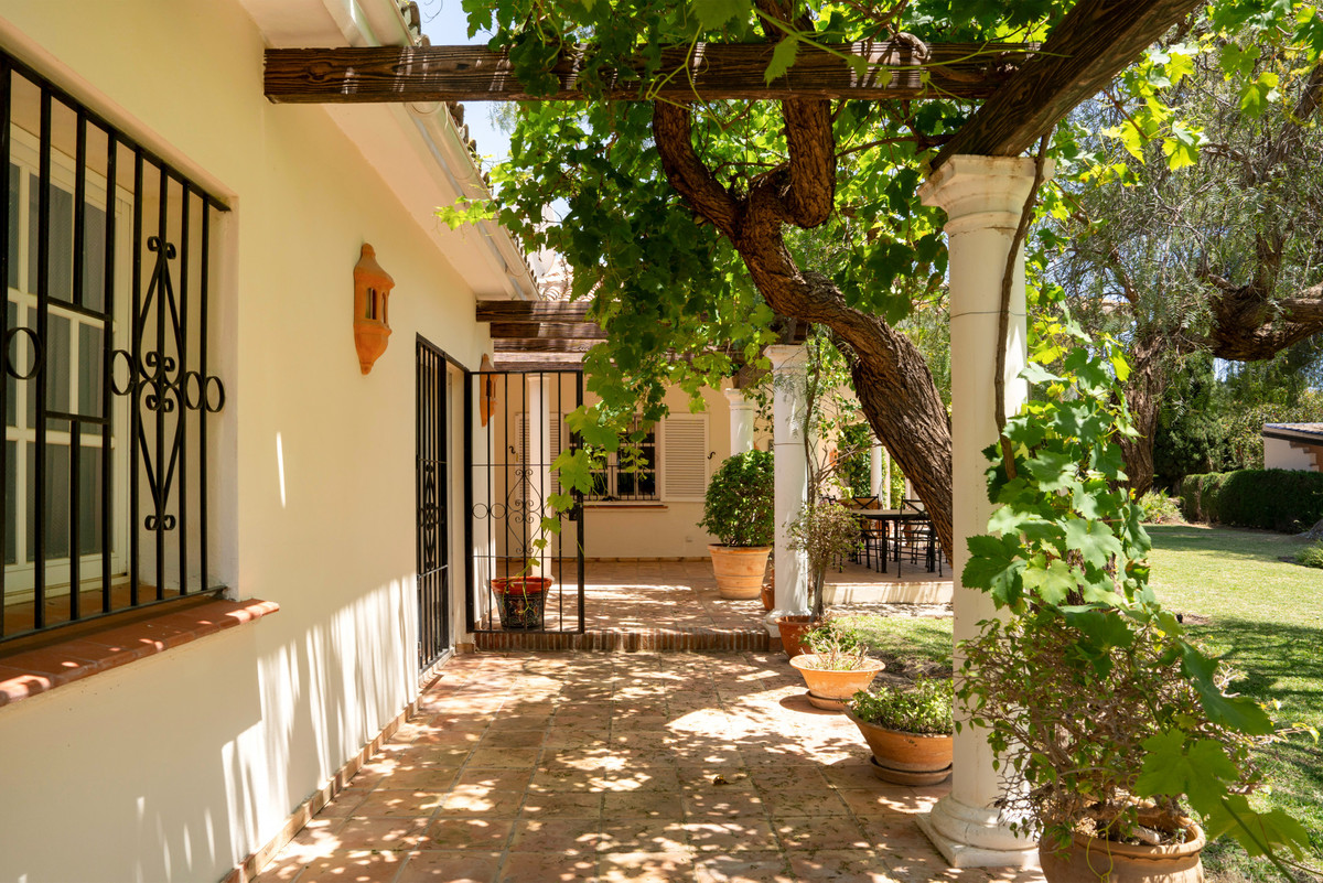 Photo 4 Detached Villa El Paraiso, Costa del Sol, Málaga – R5064325