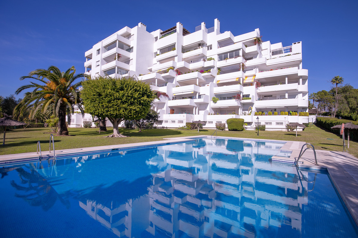 Photo 1 Middle Floor Apartment Guadalmina Alta, Costa del Sol, Málaga – R4897615