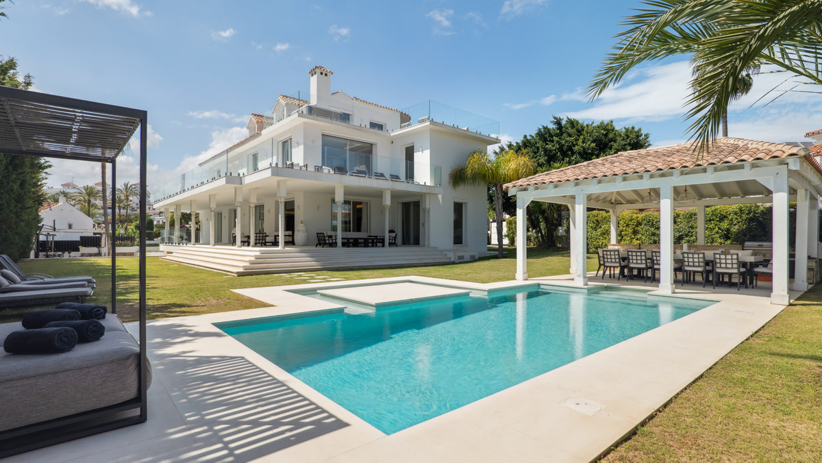 Photo 1 Detached Villa Nueva Andalucía, Costa del Sol, Málaga – R5024821