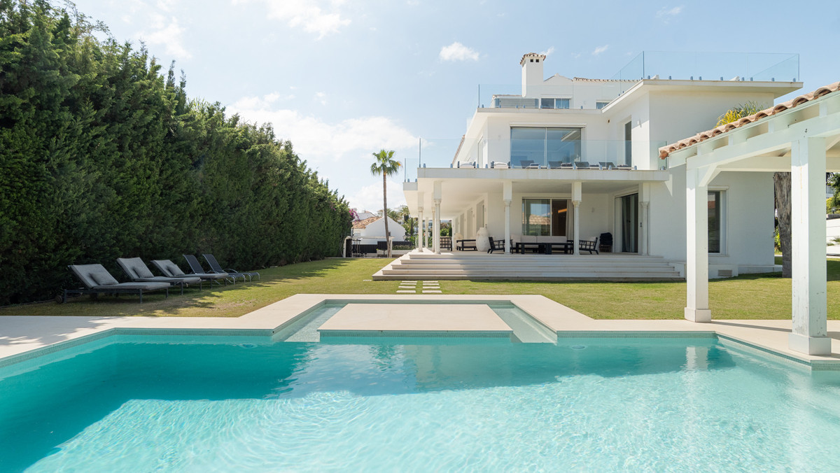 Photo 3 Detached Villa Nueva Andalucía, Costa del Sol, Málaga – R5024821