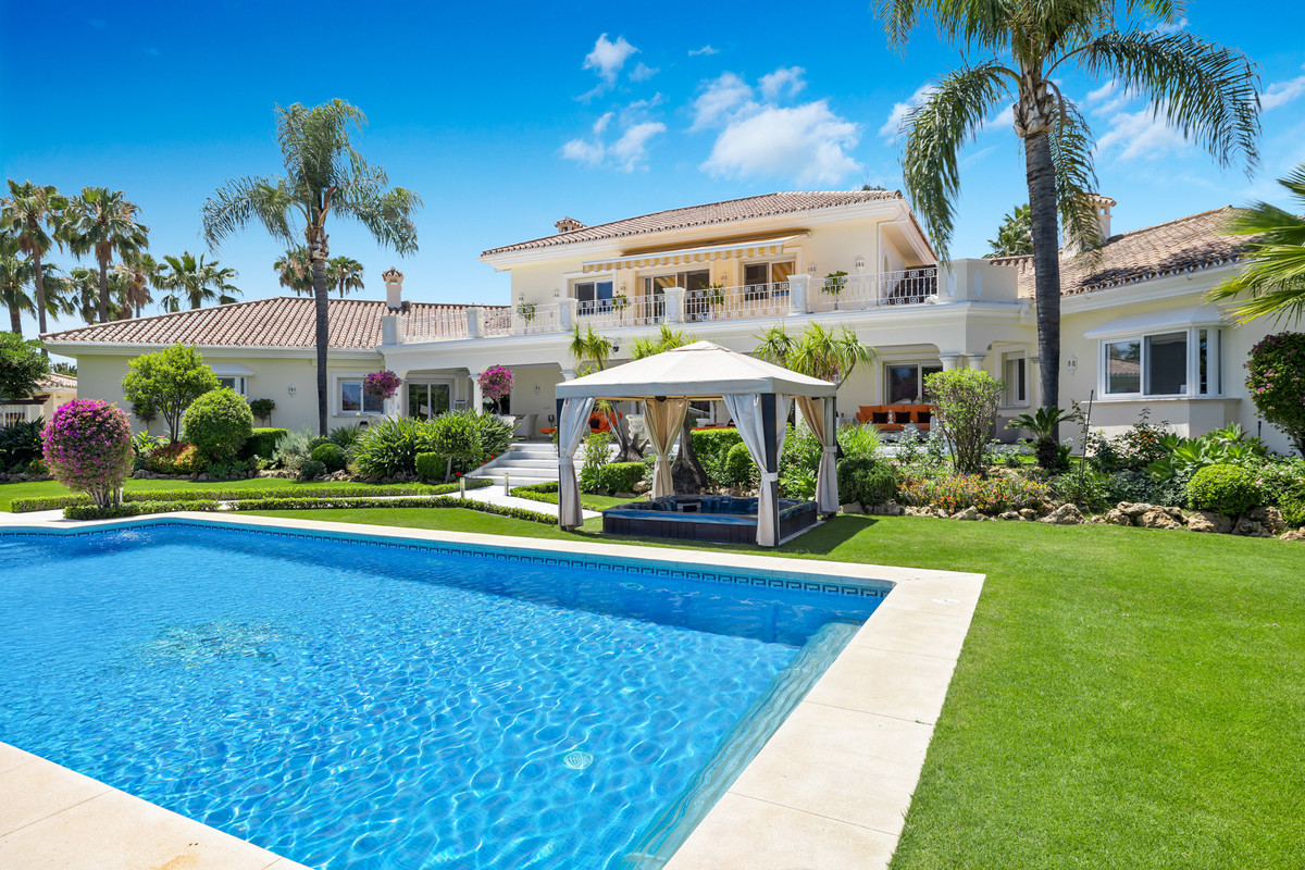 Photo 1 Detached Villa Nueva Andalucía, Costa del Sol, Málaga – R4932499