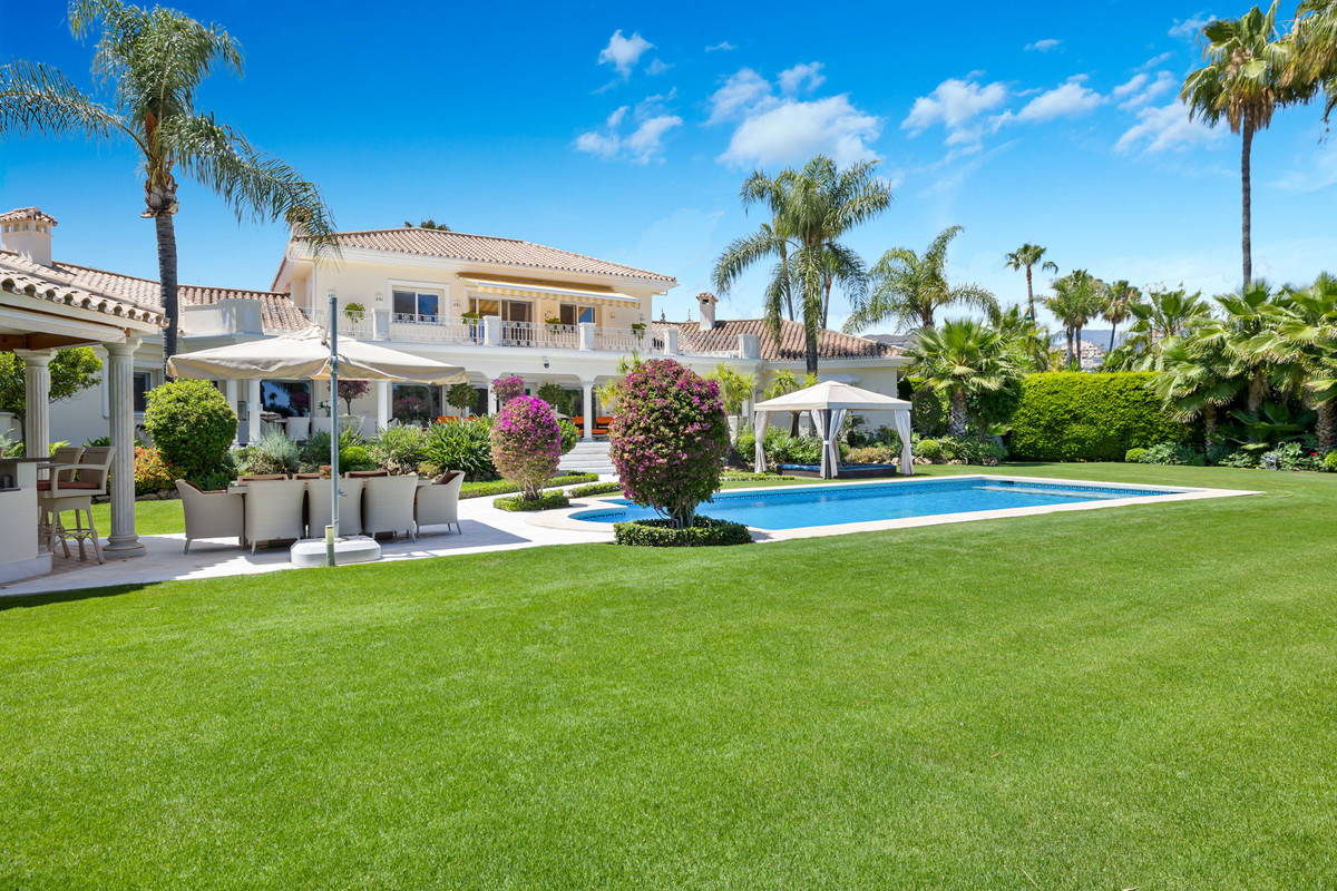 Photo 3 Detached Villa Nueva Andalucía, Costa del Sol, Málaga – R4932499