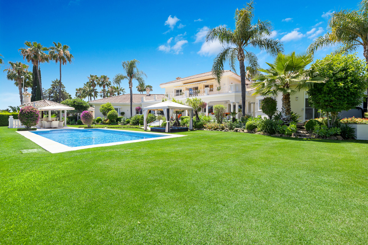 Photo 4 Detached Villa Nueva Andalucía, Costa del Sol, Málaga – R4932499