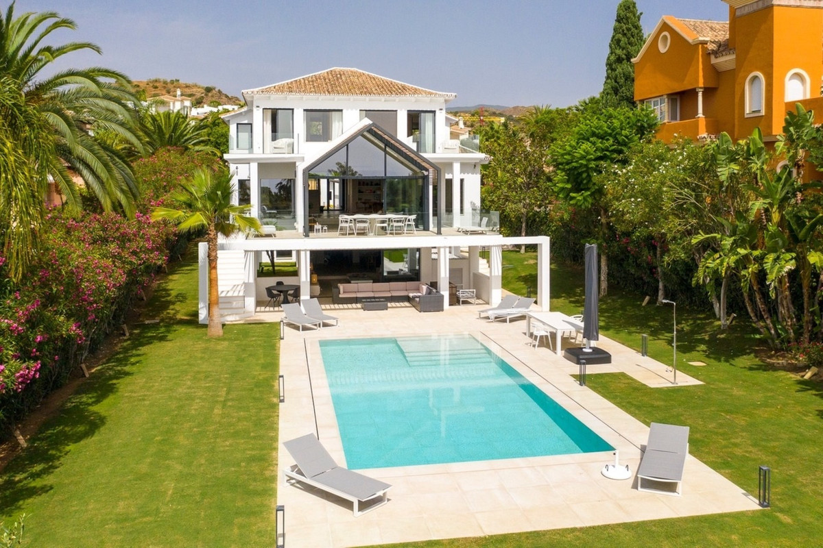 Photo 1 Detached Villa Nueva Andalucía, Costa del Sol, Málaga – R4200397