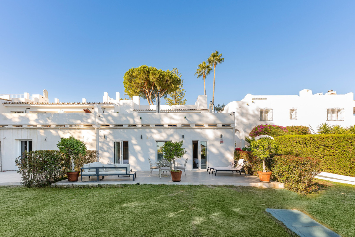 Photo 1 Townhouse Nueva Andalucía, Costa del Sol, Málaga – R4929157