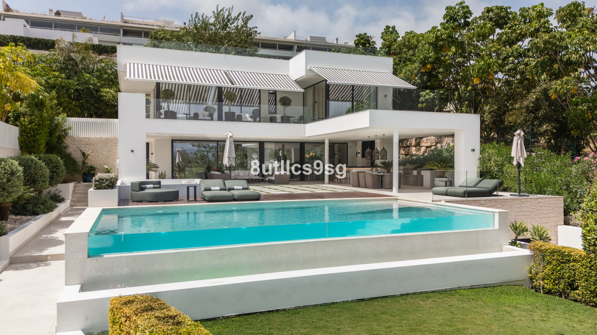 Photo 1 Detached Villa Nueva Andalucía, Costa del Sol, Málaga – R4922260