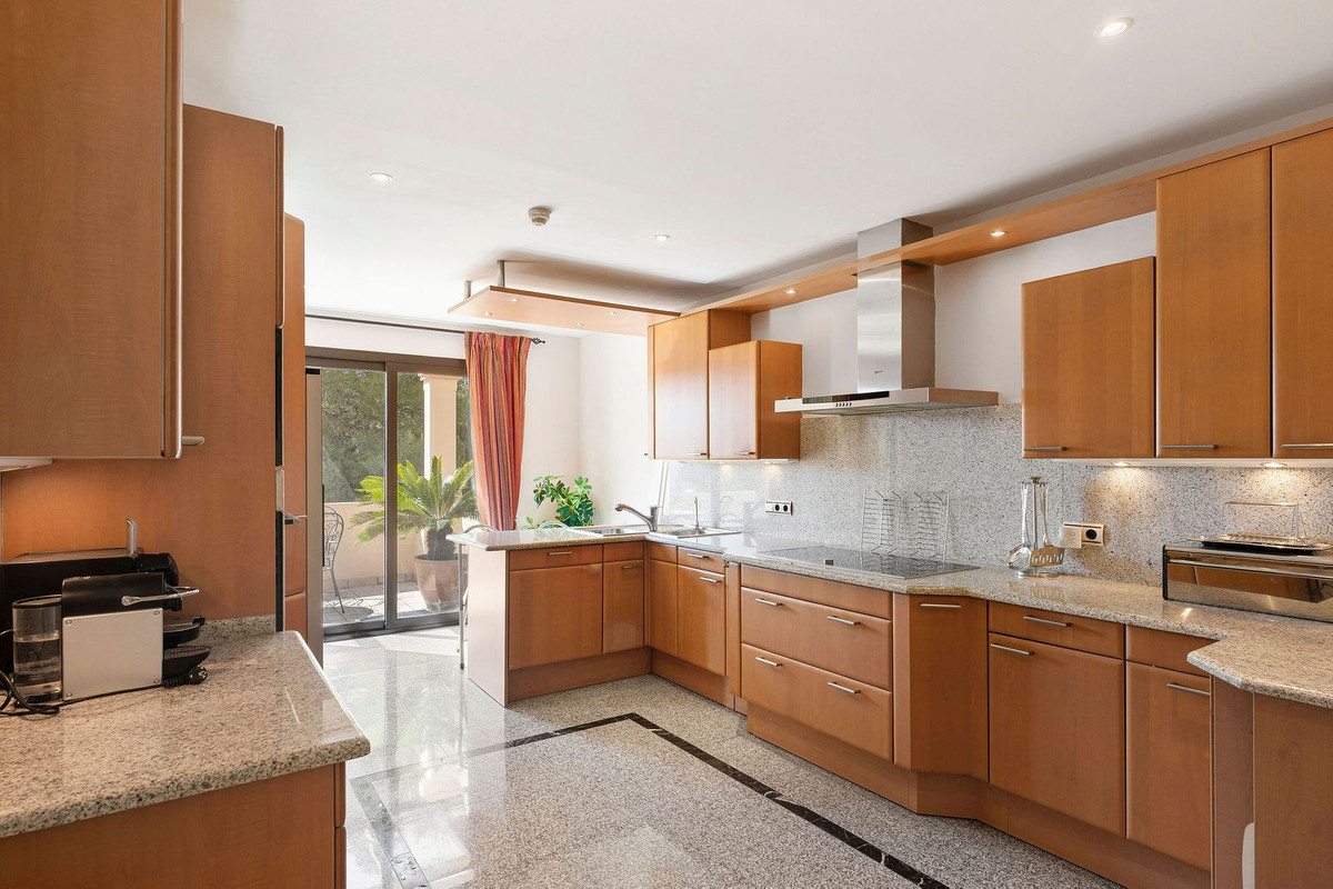 Photo 4 Middle Floor Apartment Nueva Andalucía, Costa del Sol, Málaga – R5041933