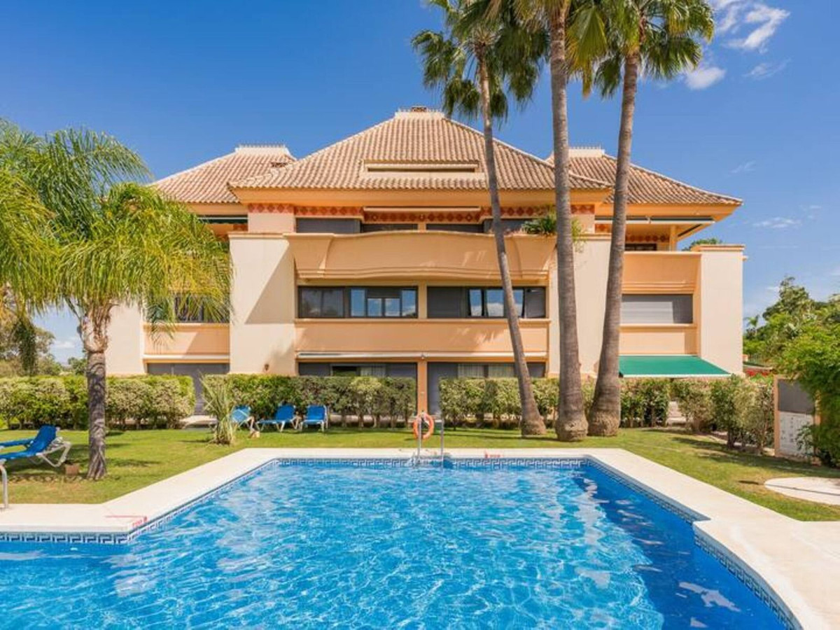 Photo 1 Middle Floor Apartment Nueva Andalucía, Costa del Sol, Málaga – R4683916