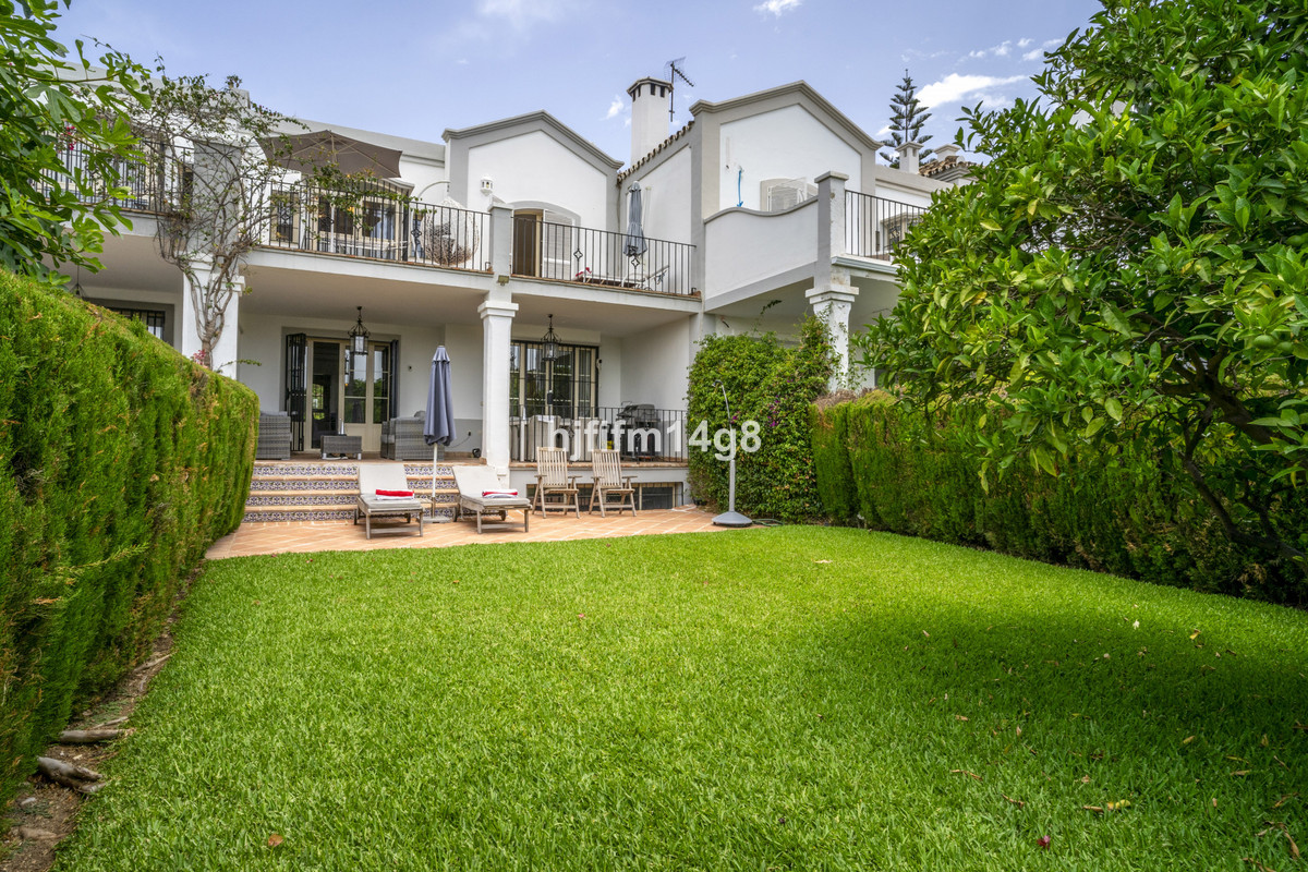 Photo 1 Townhouse Nueva Andalucía, Costa del Sol, Málaga – R5080336