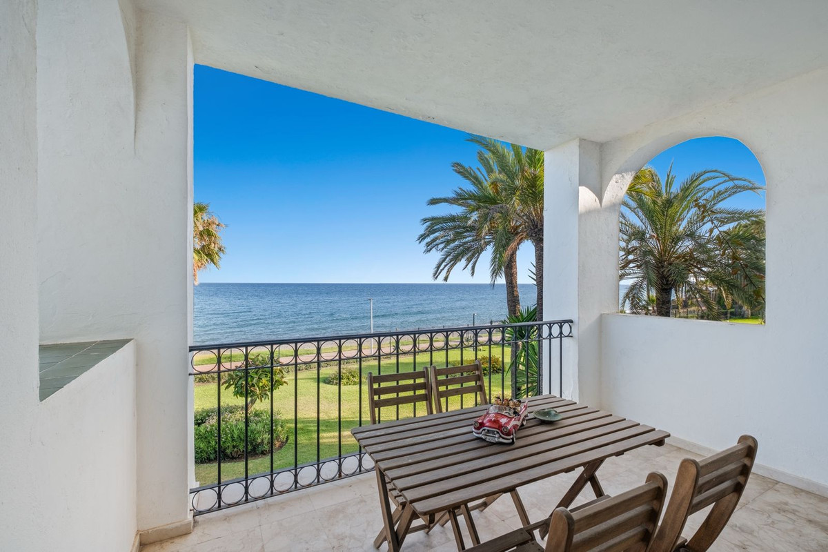 Photo 1 Middle Floor Apartment Estepona, Costa del Sol, Málaga – R5108536