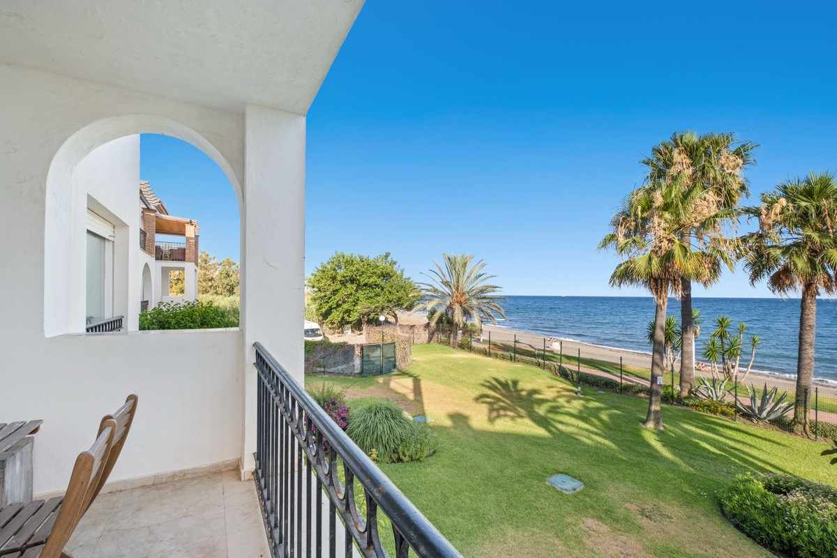 Photo 2 Middle Floor Apartment Estepona, Costa del Sol, Málaga – R5108536