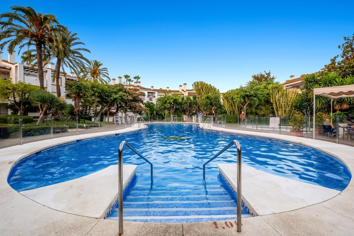 Photo 4 Middle Floor Apartment Estepona, Costa del Sol, Málaga – R5108536