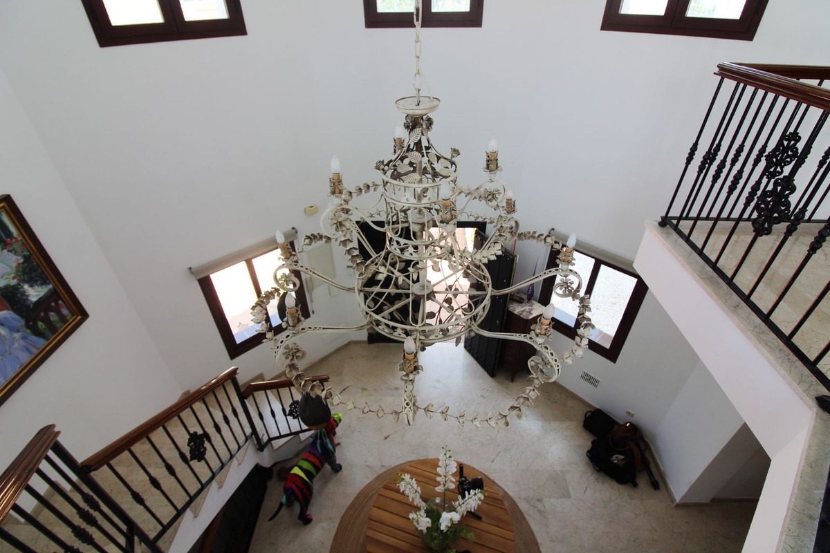 Photo 3 Detached Villa El Paraiso, Costa del Sol, Málaga – R5074183