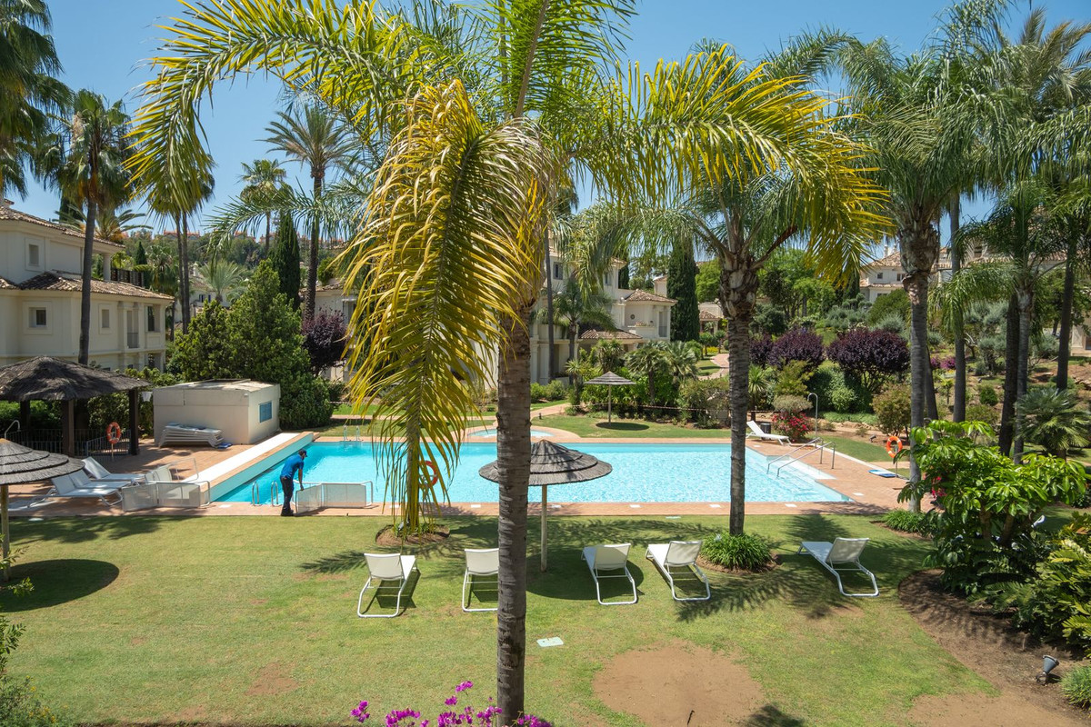 Photo 3 Middle Floor Apartment Nueva Andalucía, Costa del Sol, Málaga – R5078104
