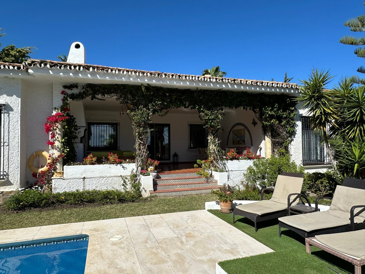 Photo 1 Detached Villa El Paraiso, Costa del Sol, Málaga – R5040070