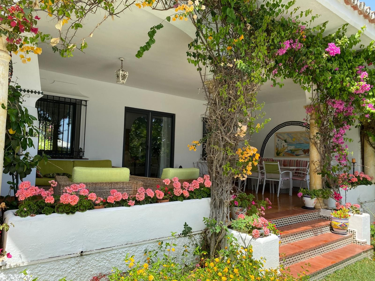 Photo 3 Detached Villa El Paraiso, Costa del Sol, Málaga – R5040070