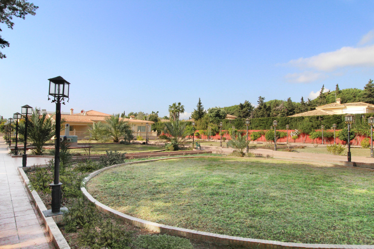 Photo 1 Detached Villa Guadalmina Baja, Costa del Sol, Málaga – R3333502