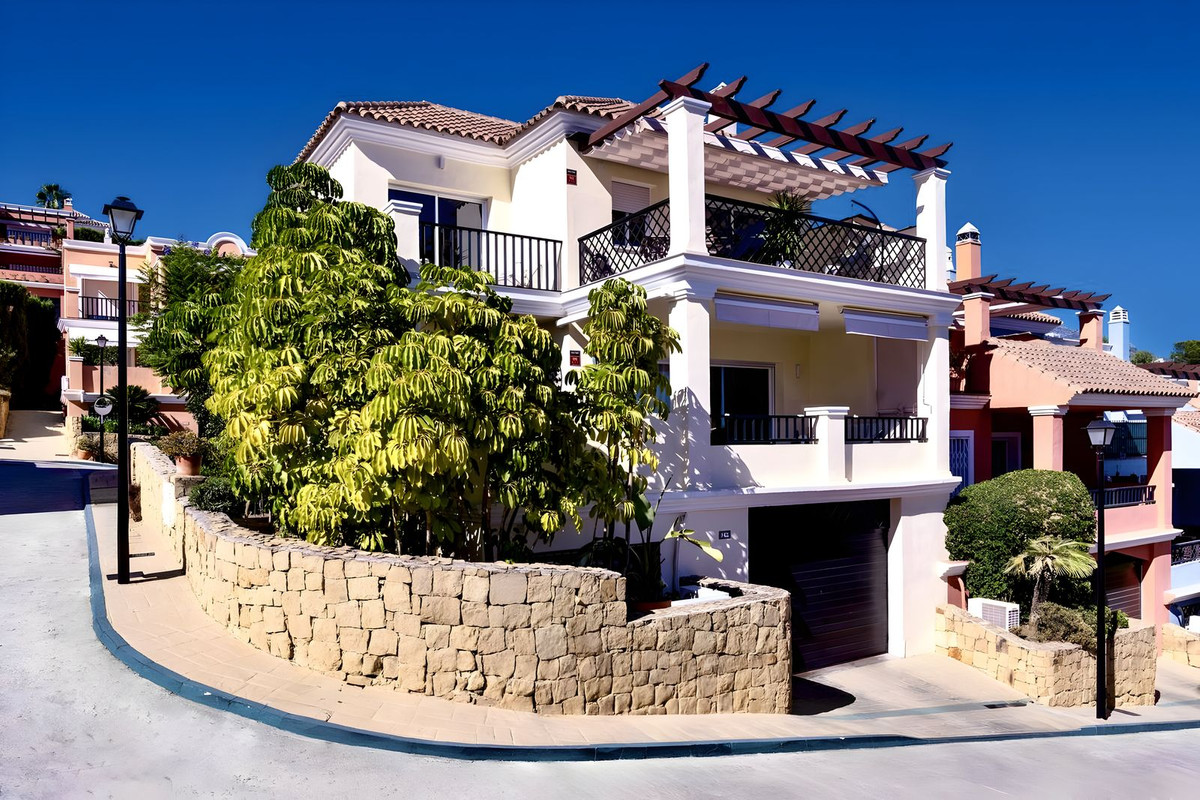 Photo 1 Townhouse Nueva Andalucía, Costa del Sol, Málaga – R5079052