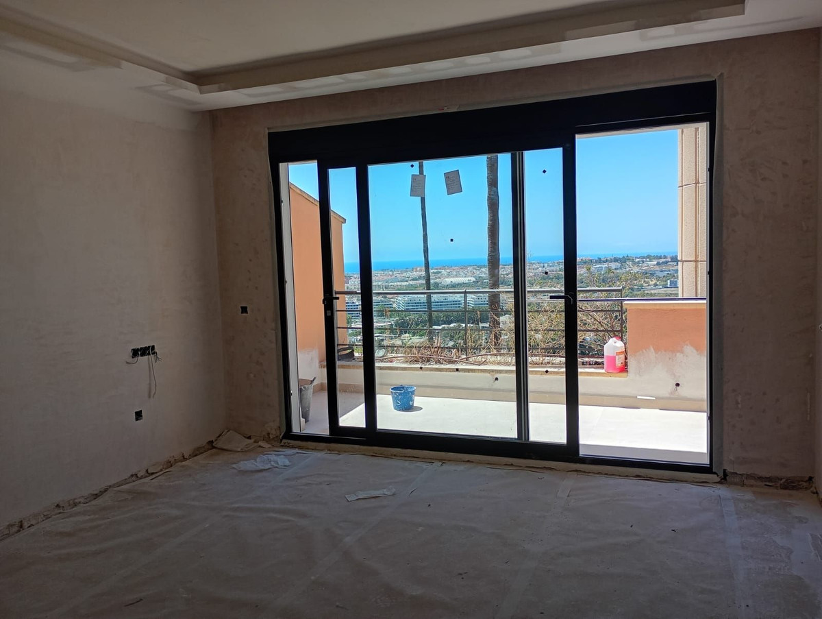 Photo 1 Middle Floor Apartment Nueva Andalucía, Costa del Sol, Málaga – R5107912