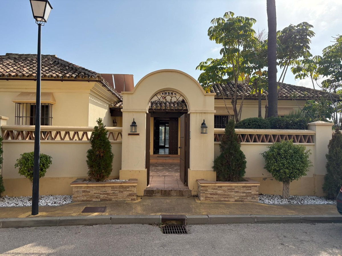 Photo 1 Detached Villa El Paraiso, Costa del Sol, Málaga – R4880032