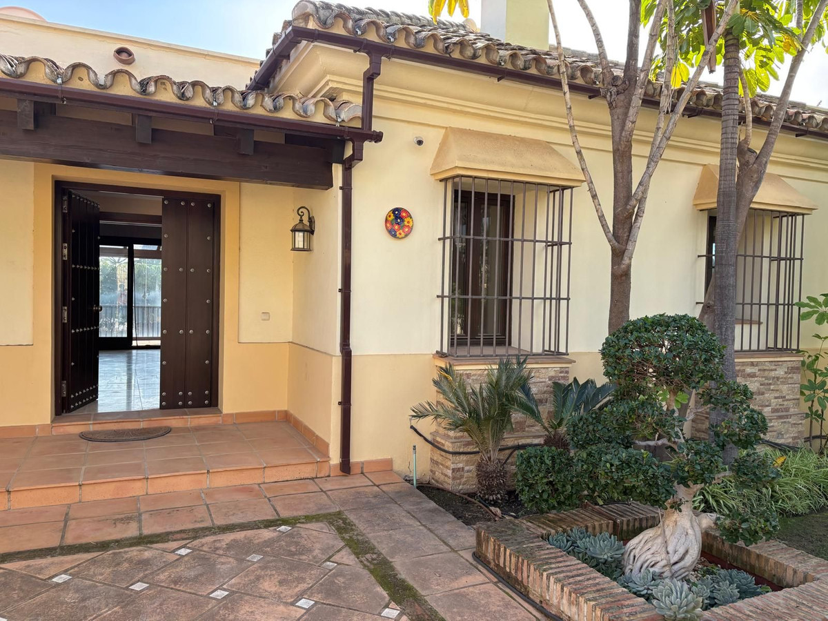 Photo 3 Detached Villa El Paraiso, Costa del Sol, Málaga – R4880032
