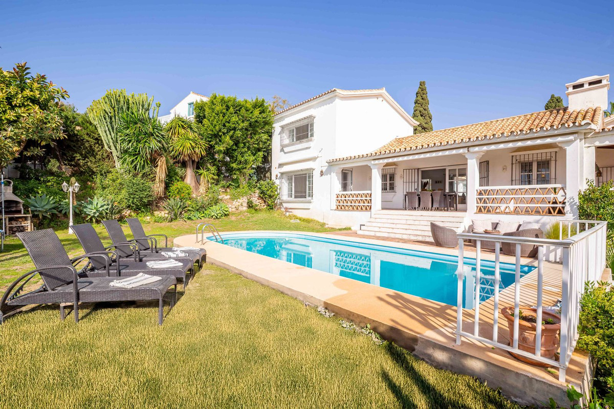 Photo 1 Detached Villa El Paraiso, Costa del Sol, Málaga – R5023336