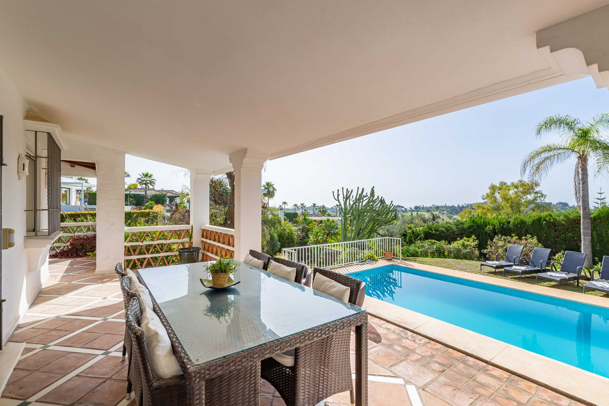 Photo 3 Detached Villa El Paraiso, Costa del Sol, Málaga – R5023336