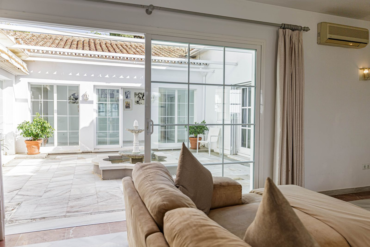 Photo 5 Detached Villa El Paraiso, Costa del Sol, Málaga – R5023336