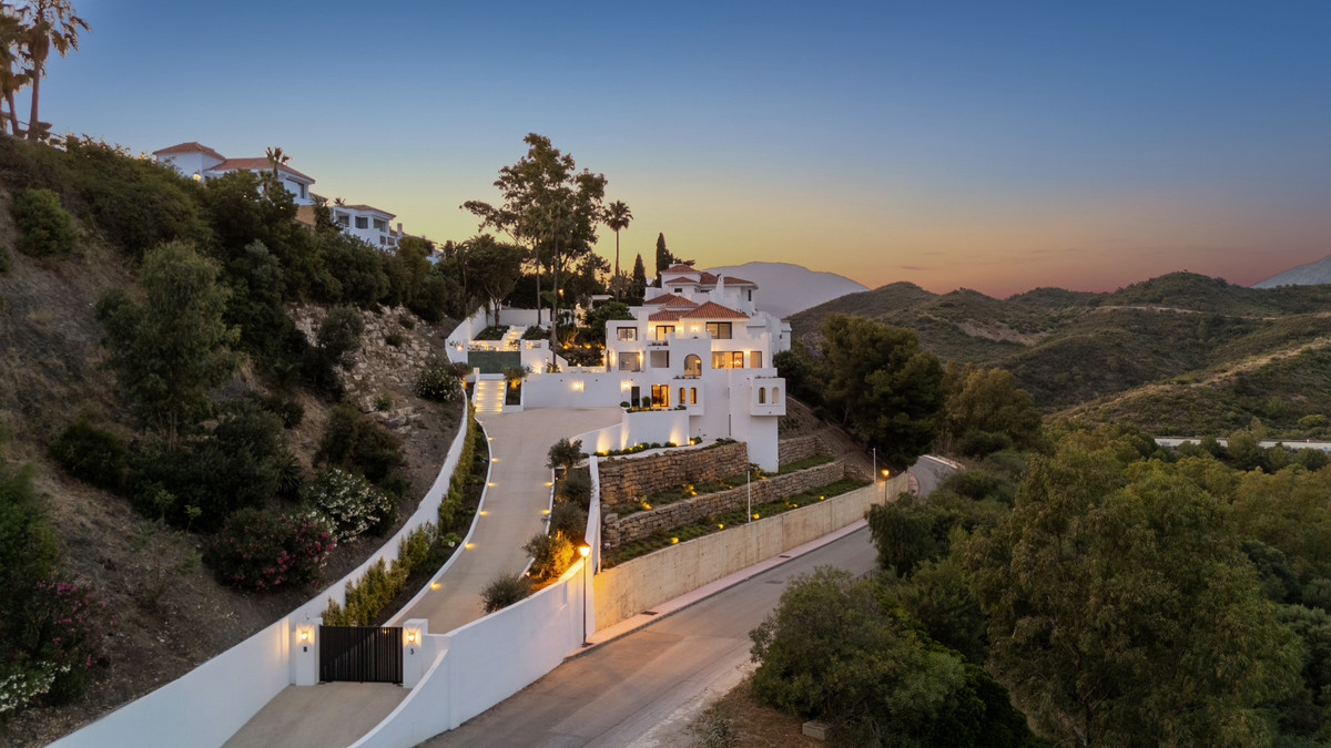 Photo 1 Detached Villa Nueva Andalucía, Costa del Sol, Málaga – R5105161