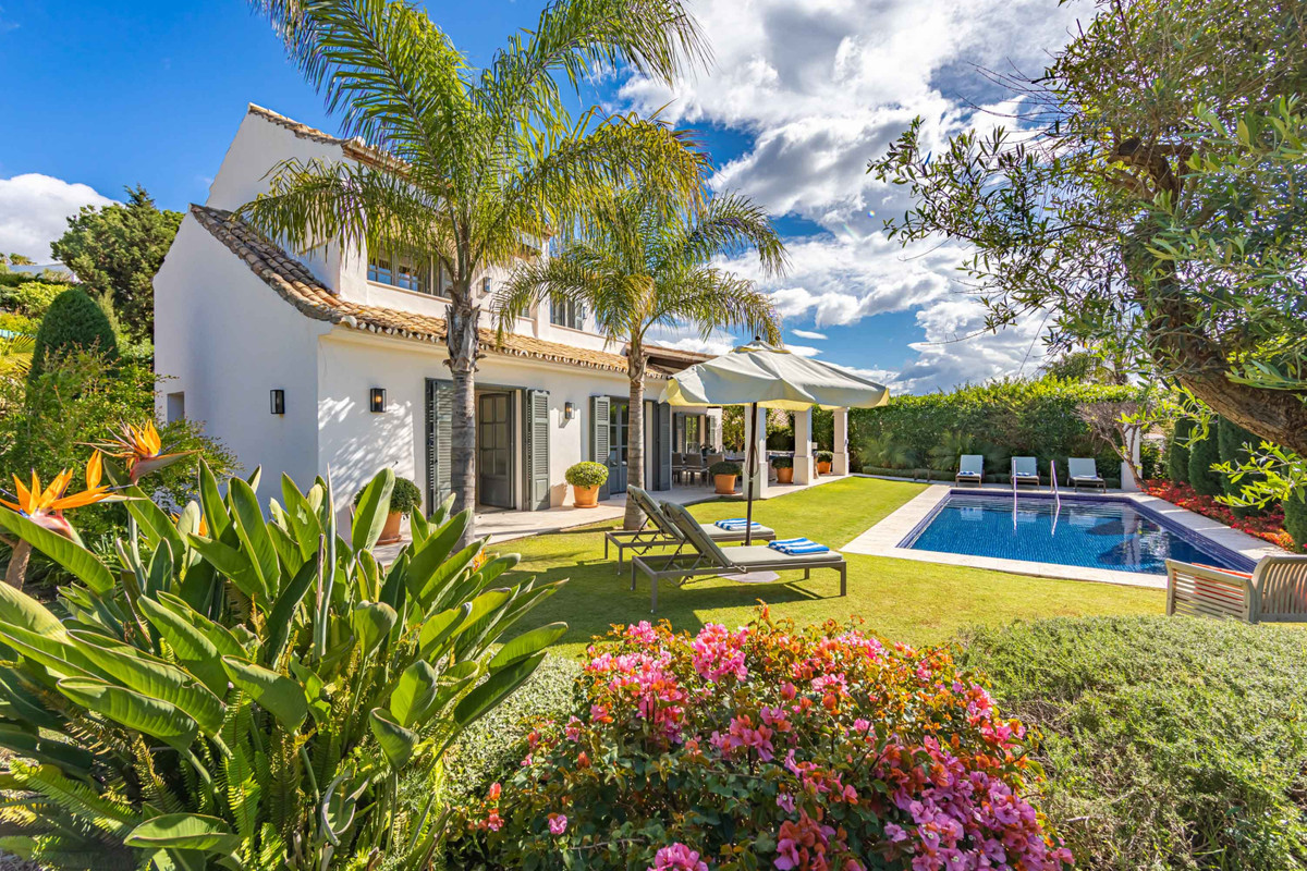 Photo 1 Detached Villa El Paraiso, Costa del Sol, Málaga – R4721806