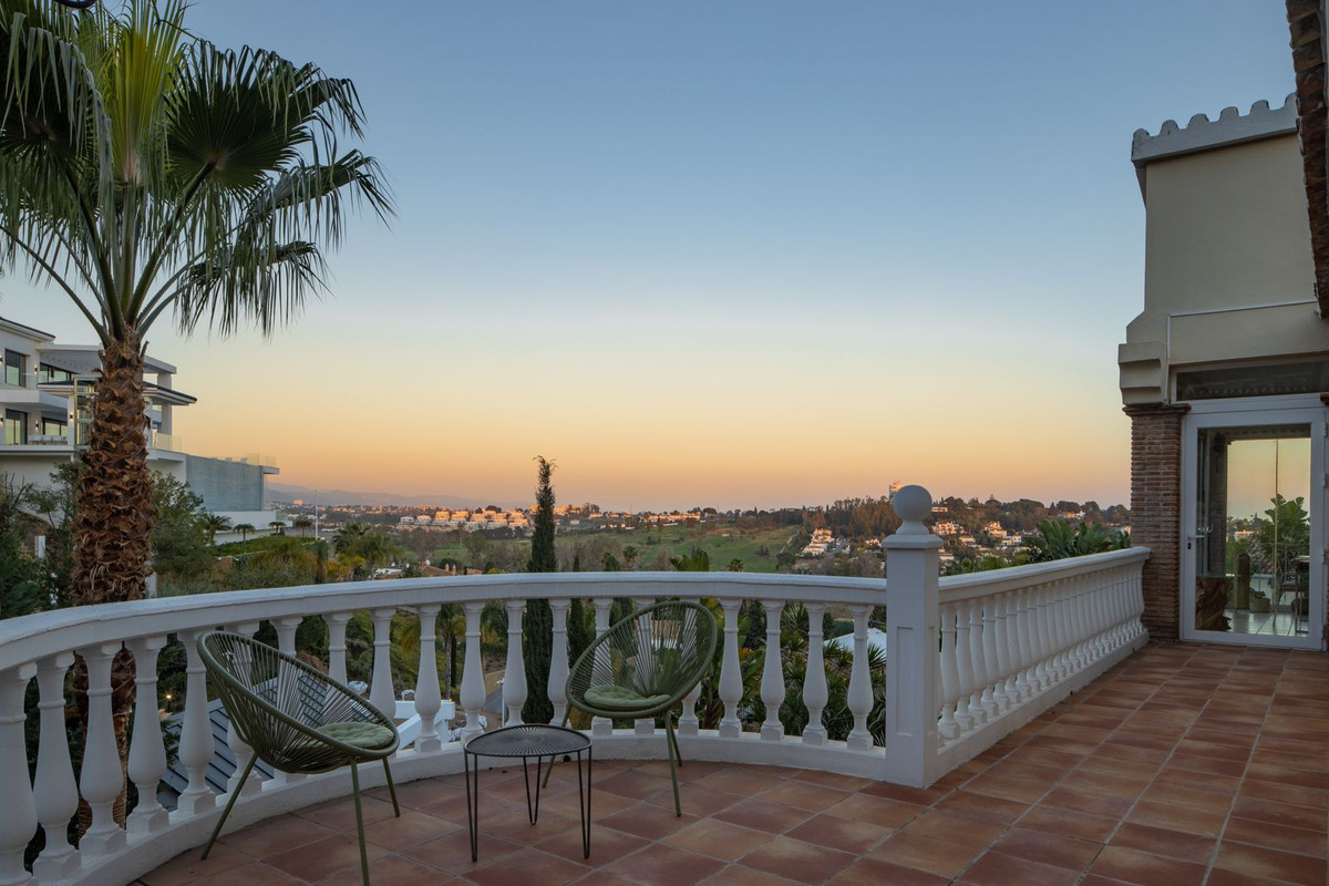 Photo 1 Detached Villa El Paraiso, Costa del Sol, Málaga – R5057767