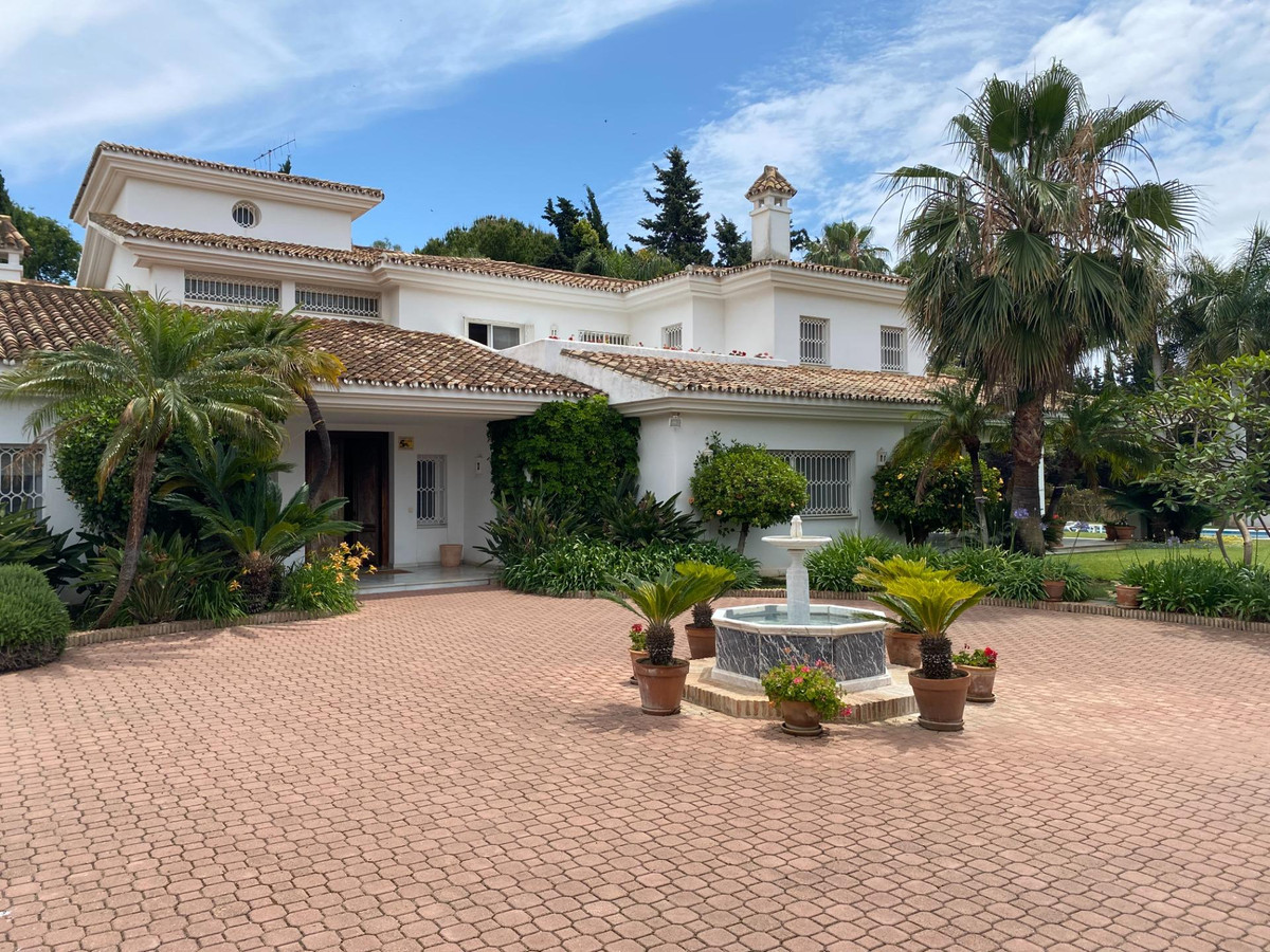 Photo 1 Detached Villa Guadalmina Baja, Costa del Sol, Málaga – R4941982
