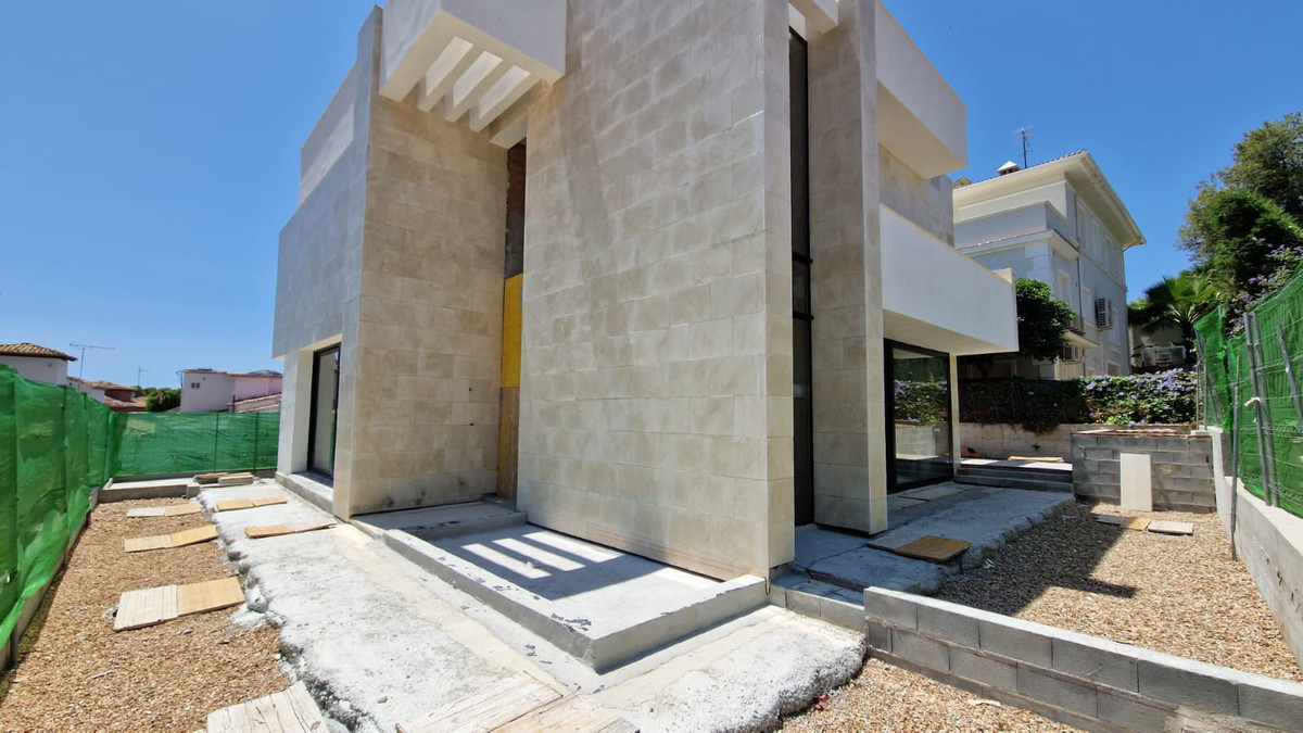 Photo 1 Detached Villa Nueva Andalucía, Costa del Sol, Málaga – R4848769